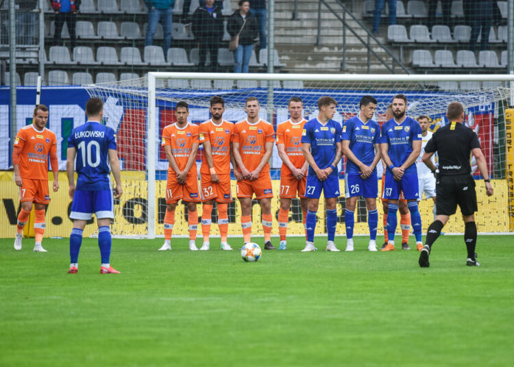 Does the defensive wall hinder goalkeepers?