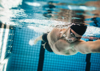 Is it ok to eat before swimming?