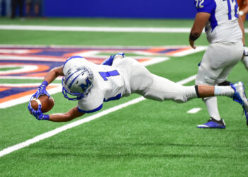 Student with down syndrome scores touchdown and brings mother to tears